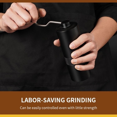 De hand stelde Handburr coffee grinder hand crank Kegelburr for business gifts in werking